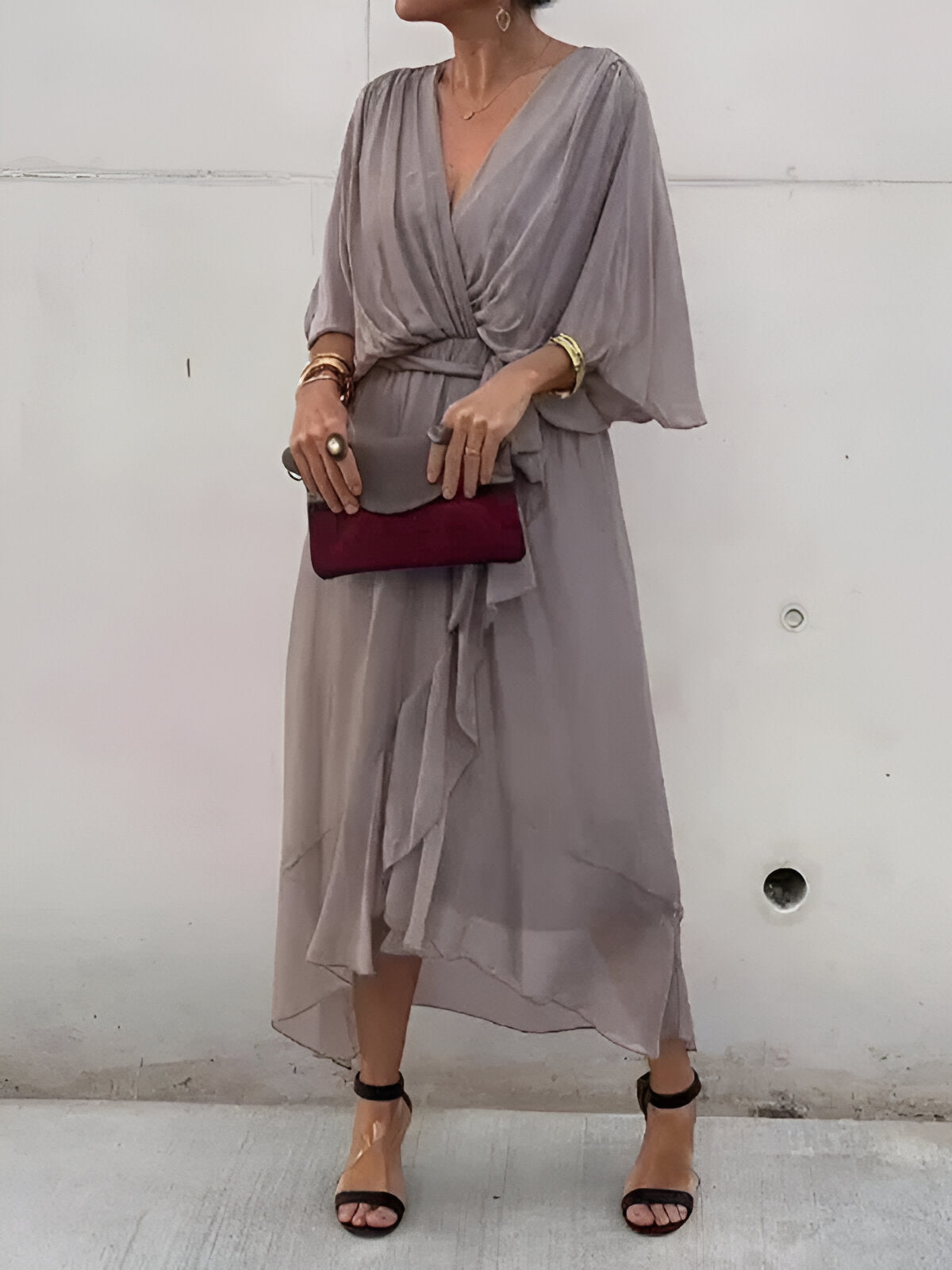 Giulia – Eleganza in Chiffon con Scollo