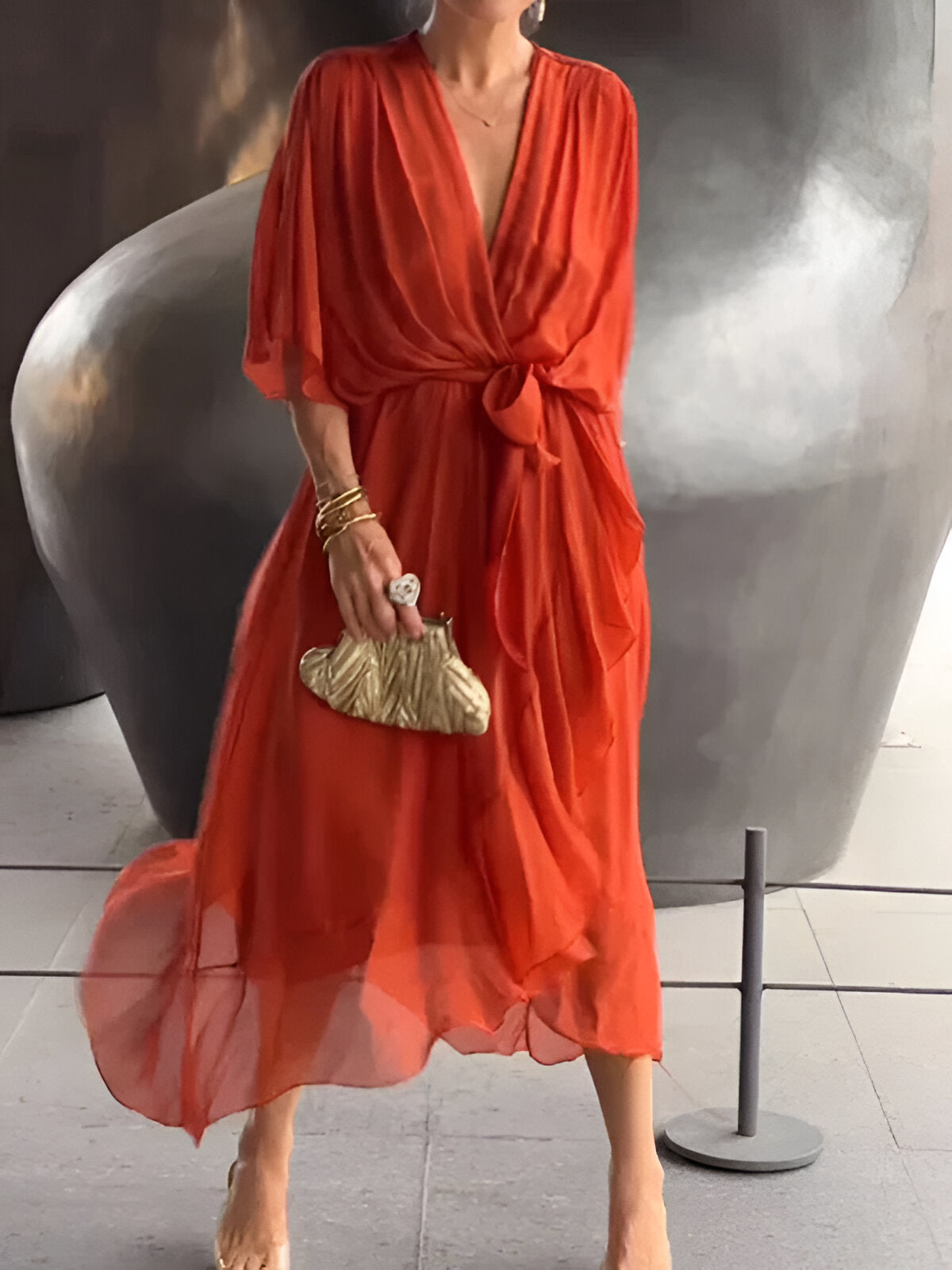 Giulia – Eleganza in Chiffon con Scollo