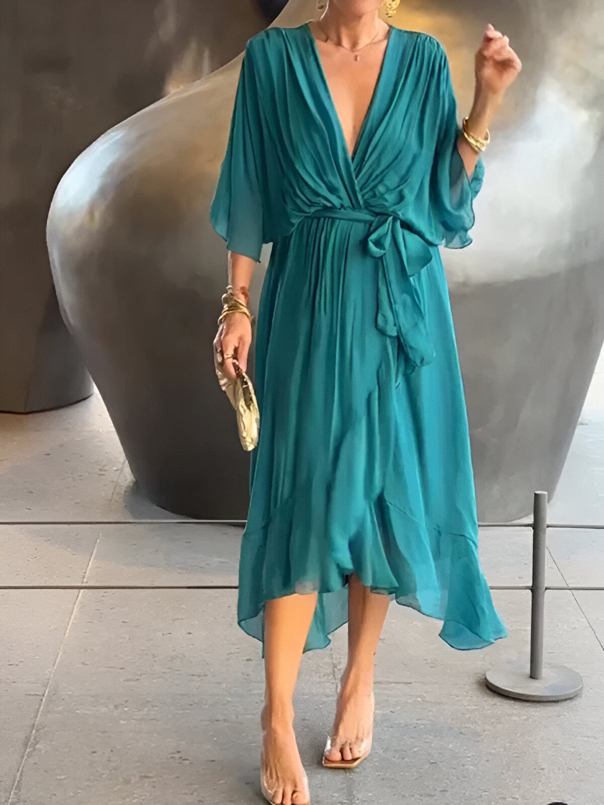 Giulia – Eleganza in Chiffon con Scollo